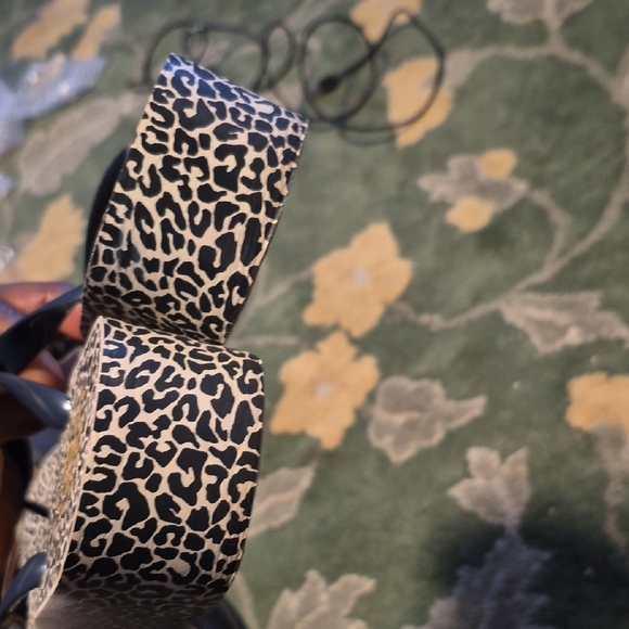 Tory Burch Animal Print Sandals with Black Straps - Picture 6 of 8